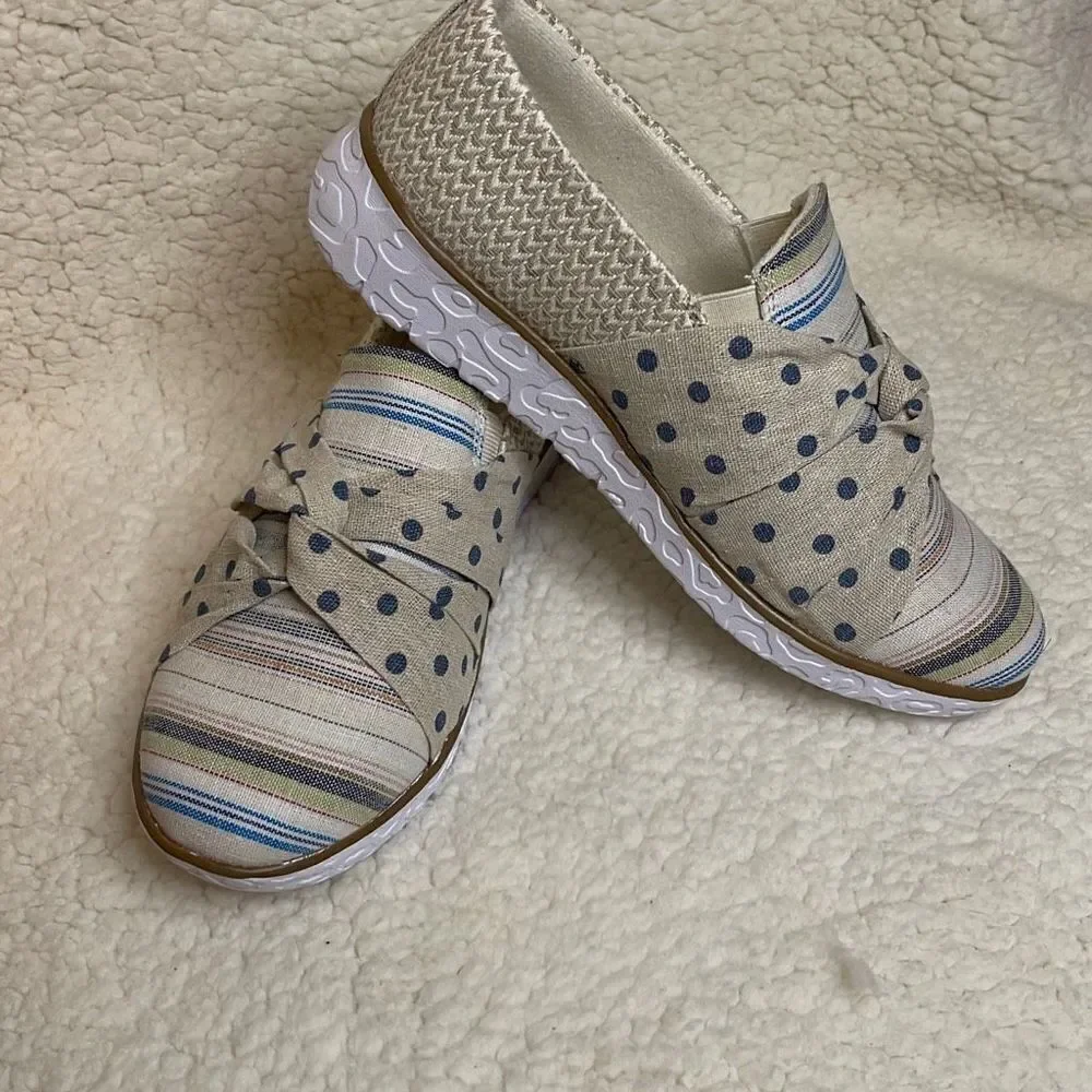 The‎ Original MUK LUKS Womens Beige Casual Flats NWOT. Size 7